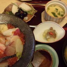 パックの夕食　海鮮丼セットは美味しくお得感