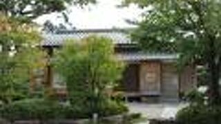 明治維新にゆかりがある井上馨候の生誕地に記念碑や、何遠亭、池などがあります。足湯もあります。