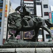 源頼朝が日本一の剛の者と絶賛した熊谷駅前にある熊谷次郎直実像