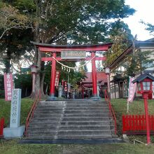 巽山稲荷神社が隣接