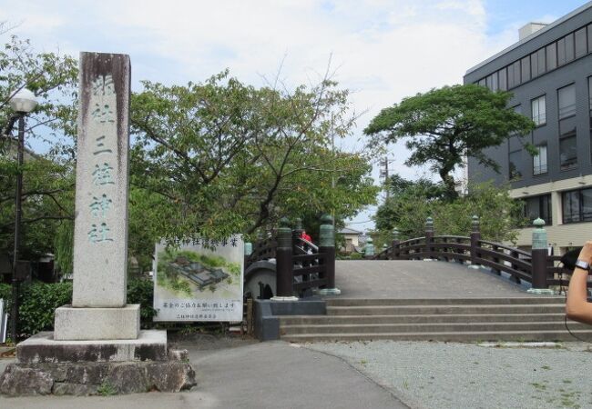 春はお花見、秋は大祭で賑わいます