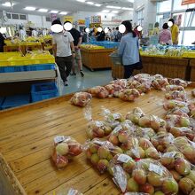 地元の野菜や果物がたっぷり