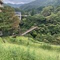 廃墟群が見える橋