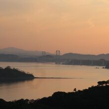 夕景に浮かぶ淡路島大橋