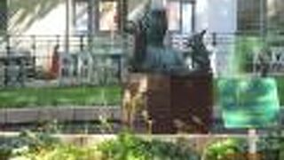 「奉仕の道」の像