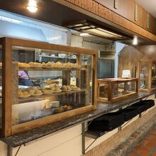 店内に入るとガラスケースに点心・惣菜