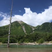 焼岳と枯れ木ときれいな池