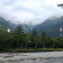 梓川と岳沢と雲に隠れた穂高連峰