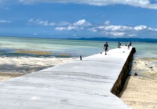 エメラルとグリーンの海に伸びる白い桟橋