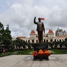 市庁舎前に建つ主席像