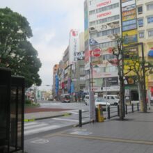 蒲田駅前。右手横の路地を入ると正面に見えます。