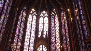 圧巻のステンドグラス