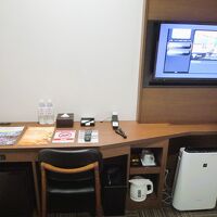 長テーブルに集約された備品類