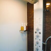 その前のシャワーブースは最新タイプ