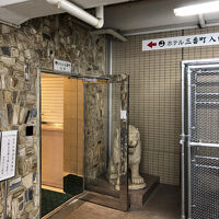 ここから中へ,,,,行き着くのはチェックイン松山の入口？