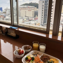 朝食を食べながら松山城を眺めます