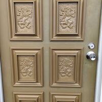 部屋のドア。バブルの匂いを感じます。