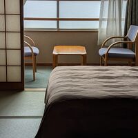 旅館の部屋にベッドを置いている作り。