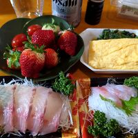 近所のスーパーで調達したおかずで1人宴会 ^ ^