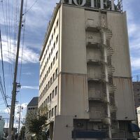 えっ？ボロボロじゃん,,,,それにあの屋上の看板～