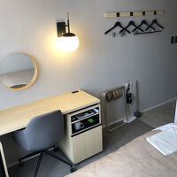 客室内の使いやすい広めのデスク