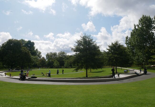 子供たちが水遊びしていました