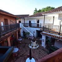 部屋の入り口側は中庭になっています。