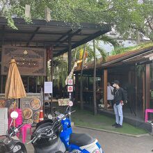 手前のテラス席の奥に、屋内席があります