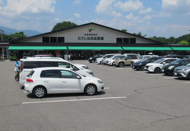 大人気の物産直売所です