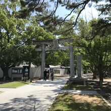 駐車場から松陰神社に入る鳥居。