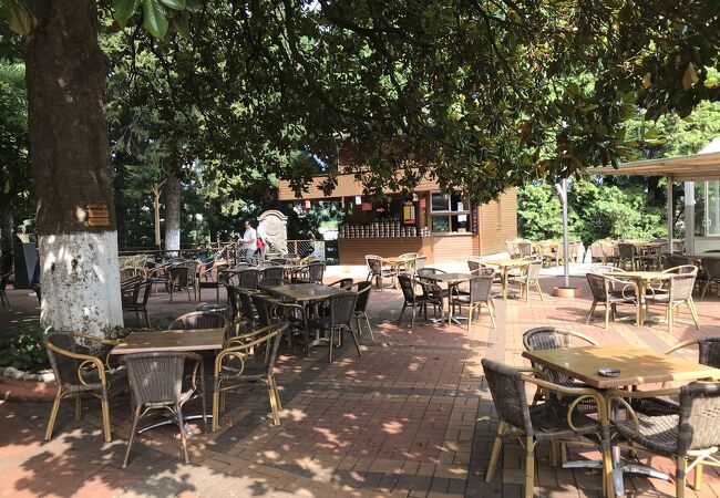 ズィラアト チャイバフチェスィのカフェ兼レストラン