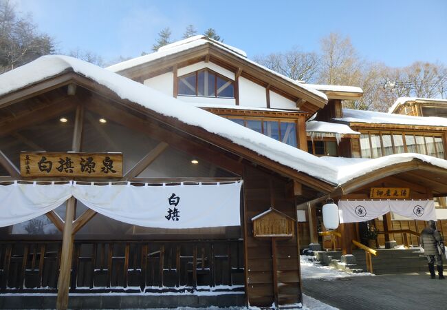 吹き抜けの美しい館内　湯畑ビューも