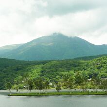 蓼科山を望む高原湖
