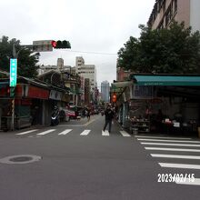 南側の長安東路二段からの景観です。
