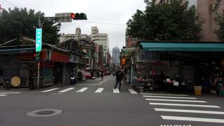 復興北路から西に1本入った通りです。