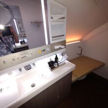 お着替えも可能なラバトリーです。