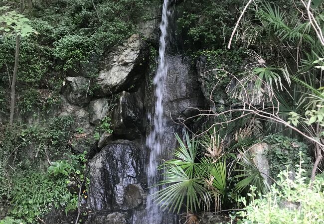 風情のある小さな滝