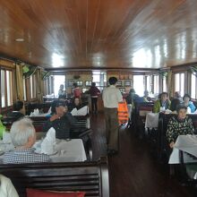 中はわりとこじんまり