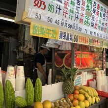 スイカジュースを飲んだ、果物生搾りジュース屋さん