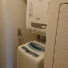 客室内にある洗濯機と乾燥機