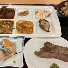 ステーキや寿司、天ぷらがライブキッチンで作られます。