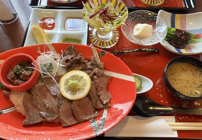 安くて美味しいお店です。贅沢牛たん丼は必食です。