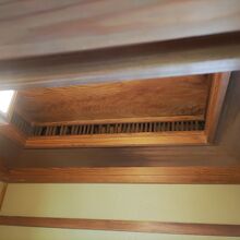 トイレの天井は、自然通風を利用して換気できる構造です。