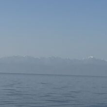 遠くに真夏でも冠雪の山々