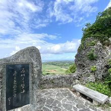 石垣と山口誓子の歌碑