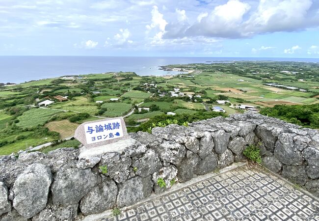 沖縄文化が感じられる琉球石灰岩石垣