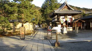 小道を登った先にありました