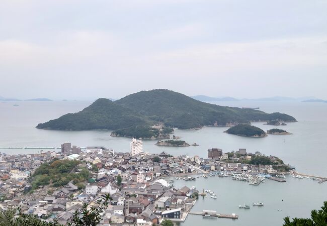 長い階段の先に鞆の浦を一望できます