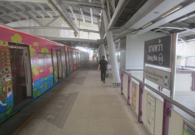 シーロム線でＭＲＴに乗り換えできる駅
