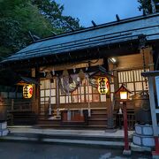 石段の先に神社